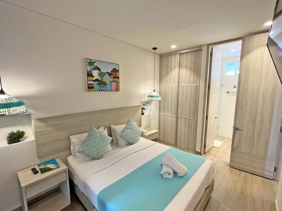 Фото Azure Lofts & Pool Hotel