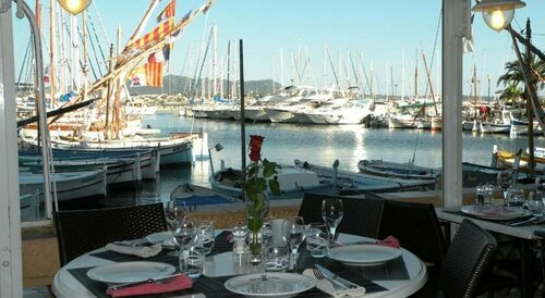 Гостиница Hôtel Restaurant de La Tour в Тулоне