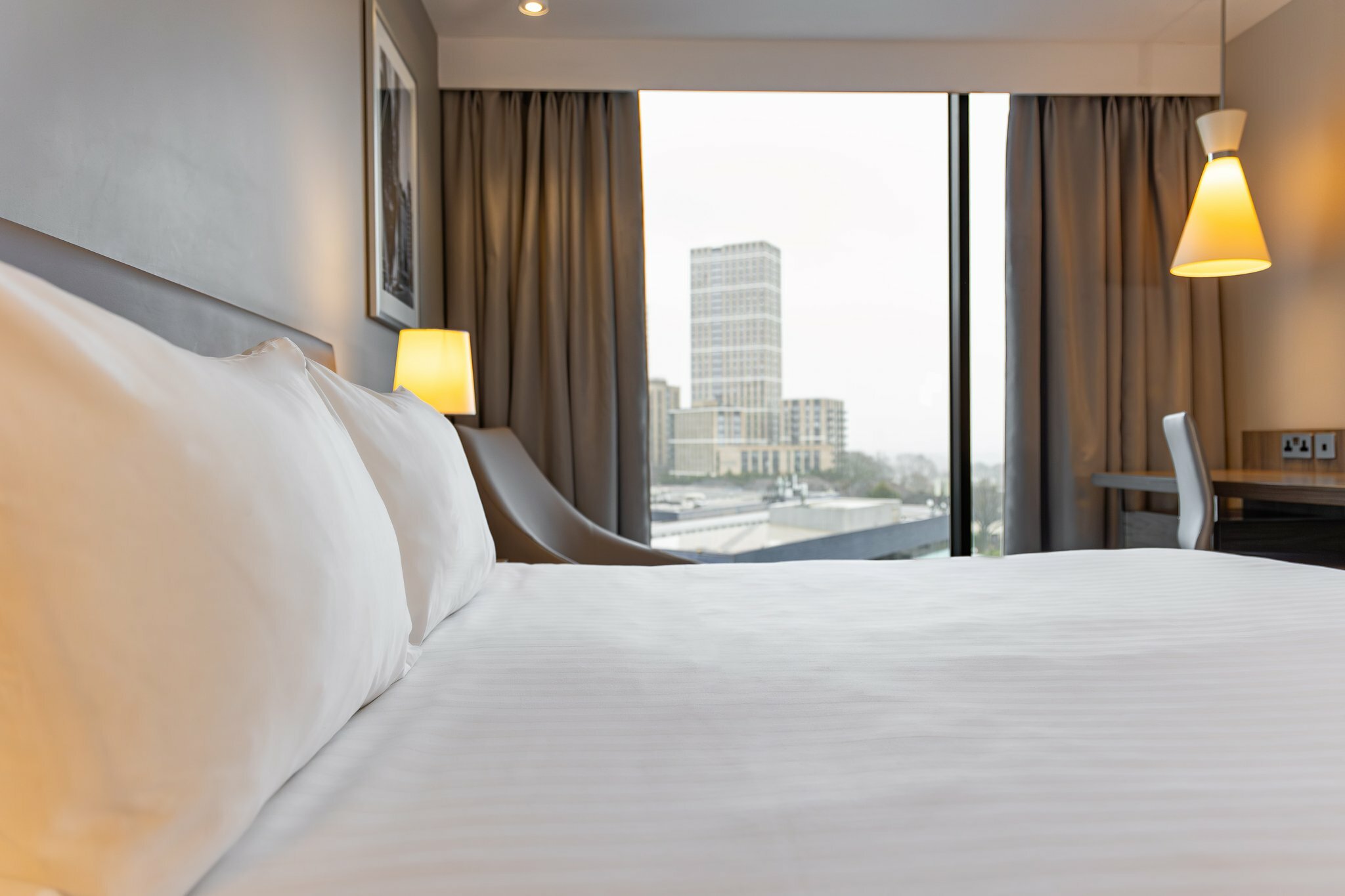 Фото Holiday Inn London - West, an Ihg Hotel