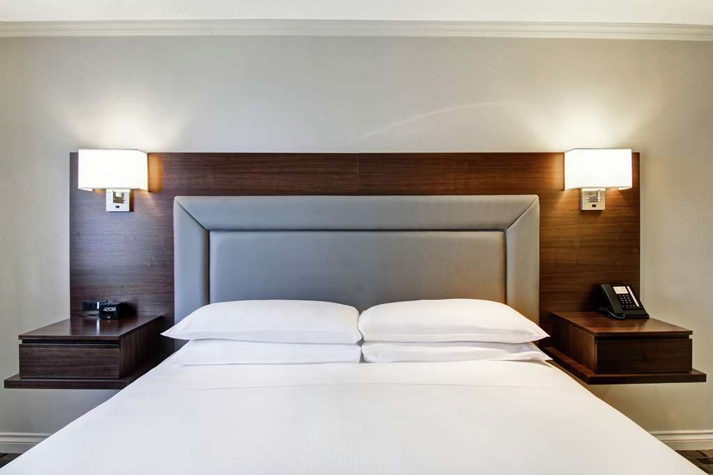 Фото DoubleTree by Hilton Hotel Toronto Downtown