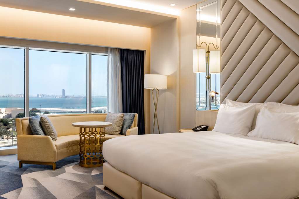 Фото The Diplomat Radisson Blu Hotel, Residence & SPA