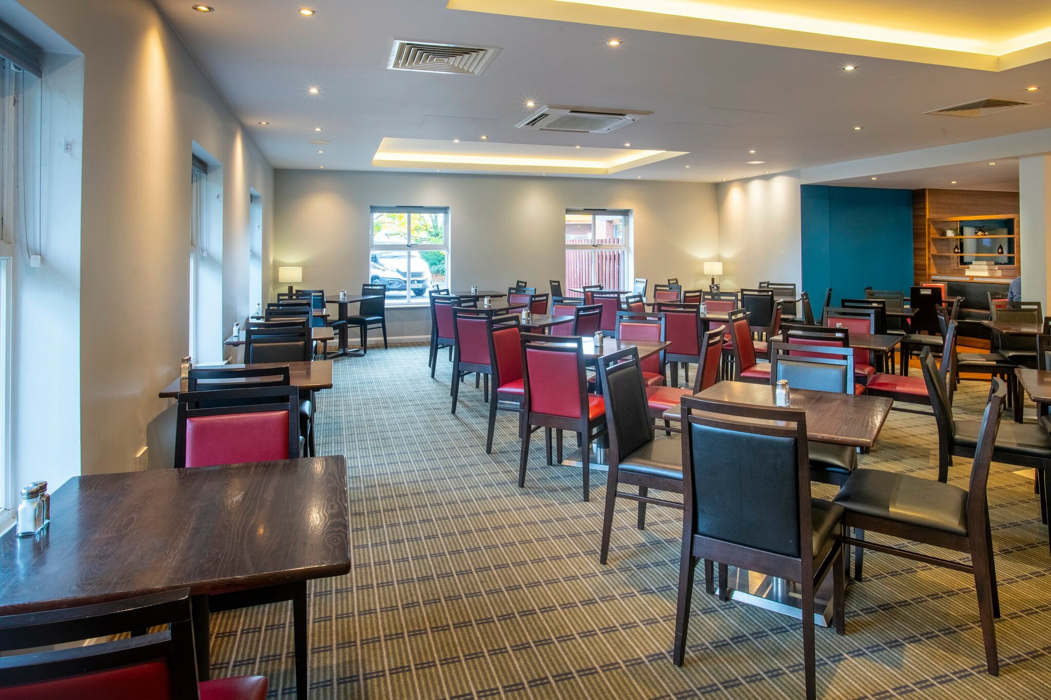 Фото Holiday Inn Express Birmingham - Oldbury, an Ihg Hotel