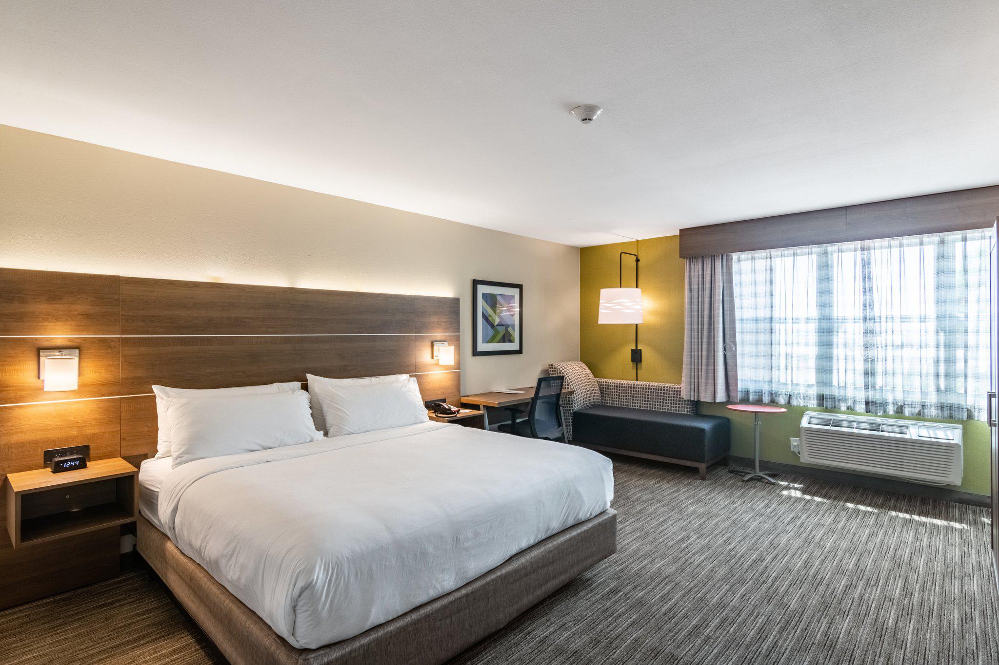 Фото Holiday Inn Express & Suites Camarillo, an Ihg Hotel