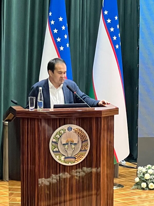 Rus pornosi: Men xotinimni erimning koz ongida suv bilan toldirdim.