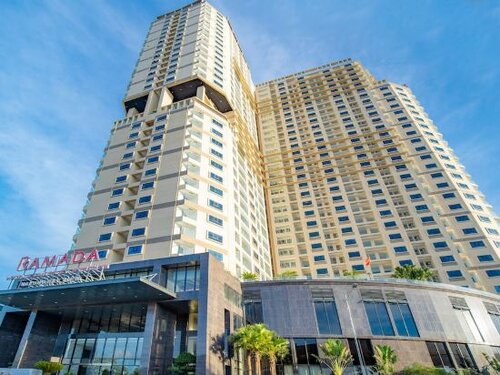 Гостиница Ramada Hotel & Suites by Wyndham Halong Bay View в Провинции Куангнинь