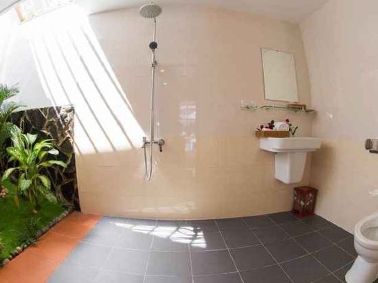 Фото Little Garden Bungalow