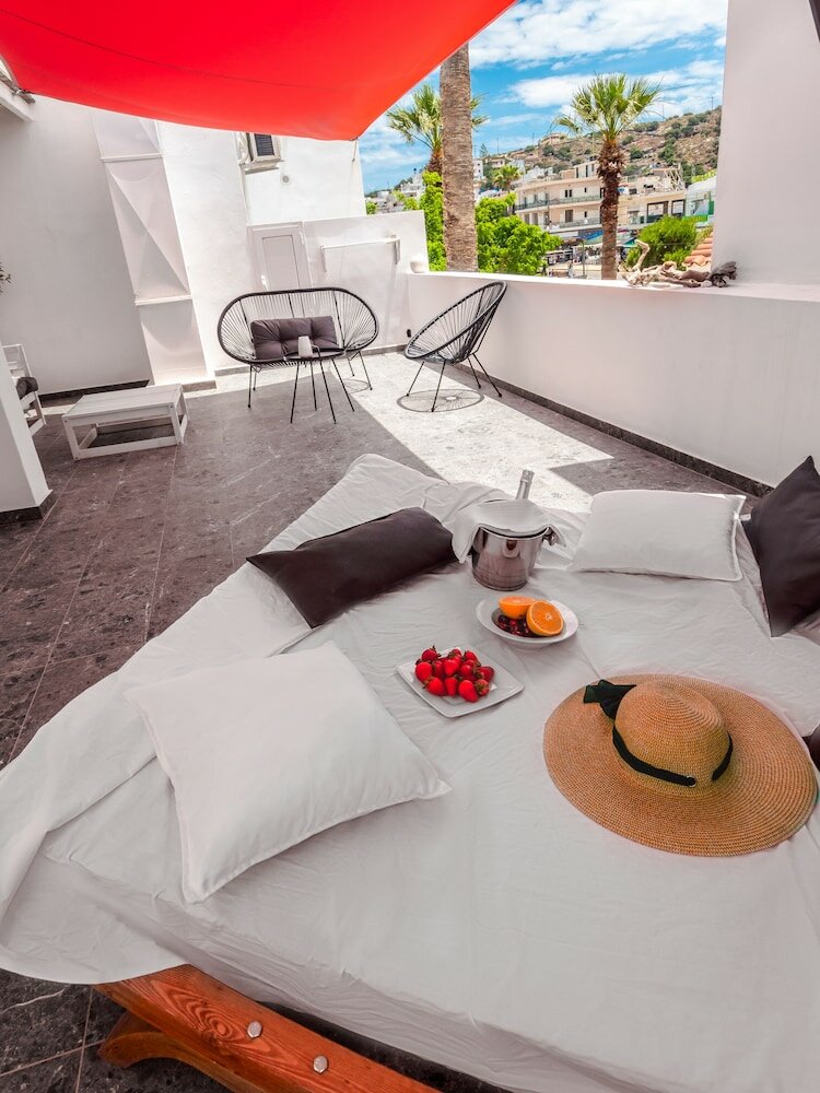 Фото Kalypso Suites Hotel