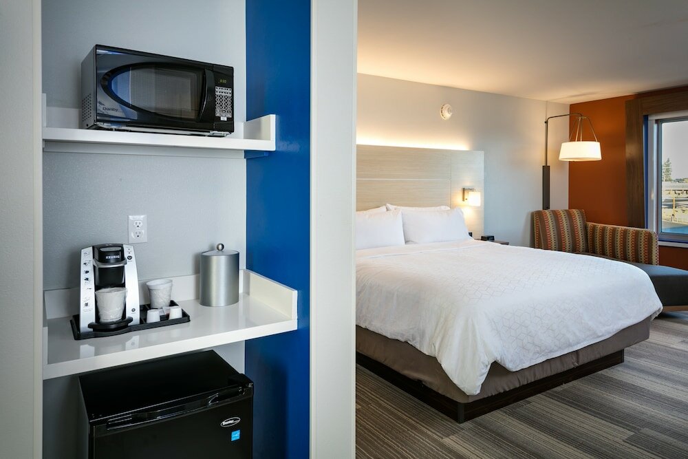 Фото Holiday Inn Express & Suites Bend South, an Ihg Hotel