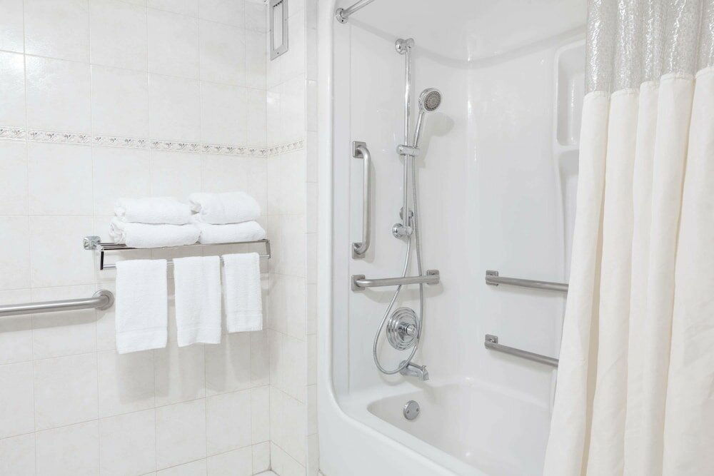 Фото Howard Johnson Hotel by Wyndham Newark Airport