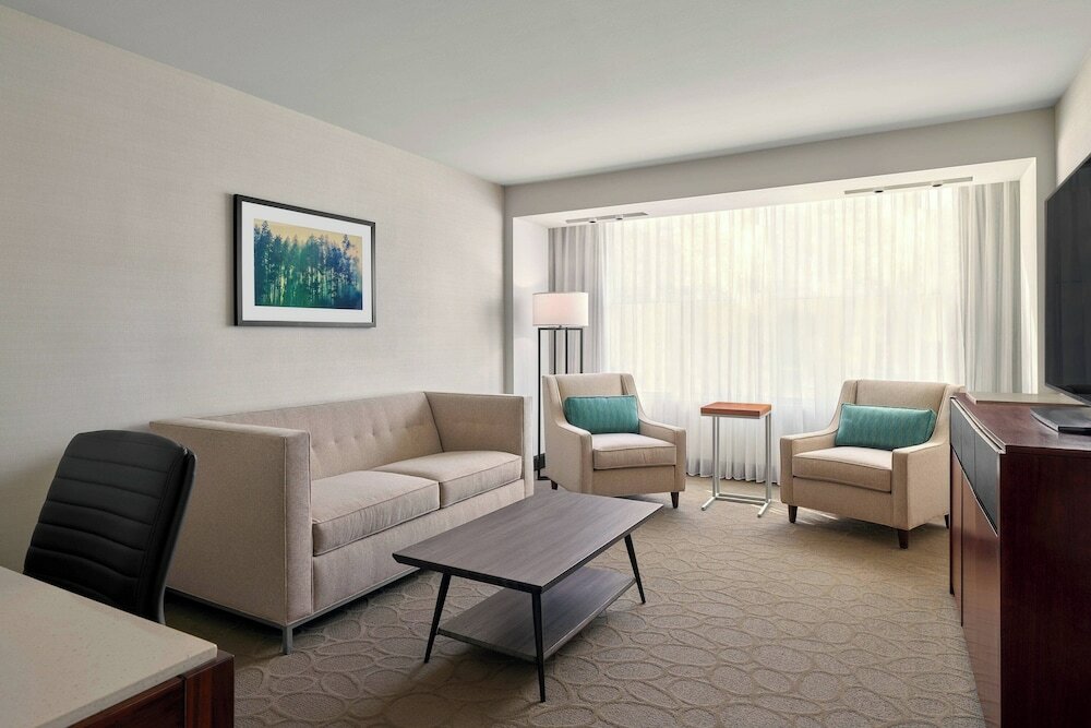 Фото Delta Hotels by Marriott Milwaukee Northwest