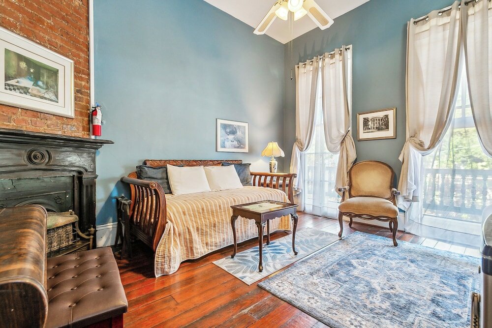 Фото Garden District B&b