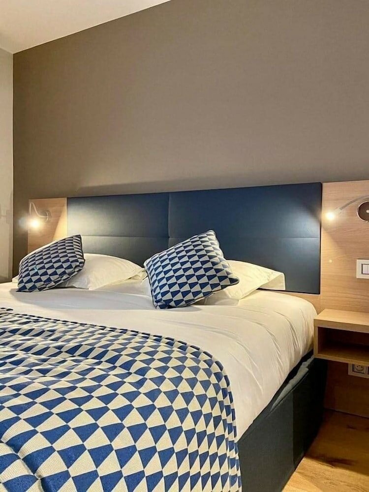 Фото Adonis Le Bastia