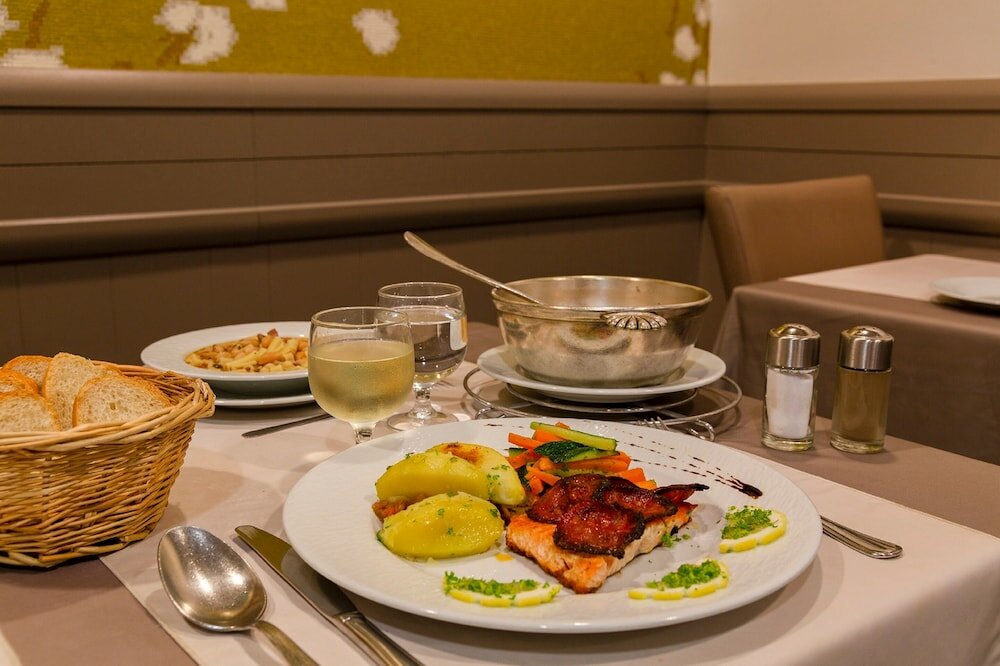 Фото The Originals City, Hôtel Astoria Vatican, Lourdes