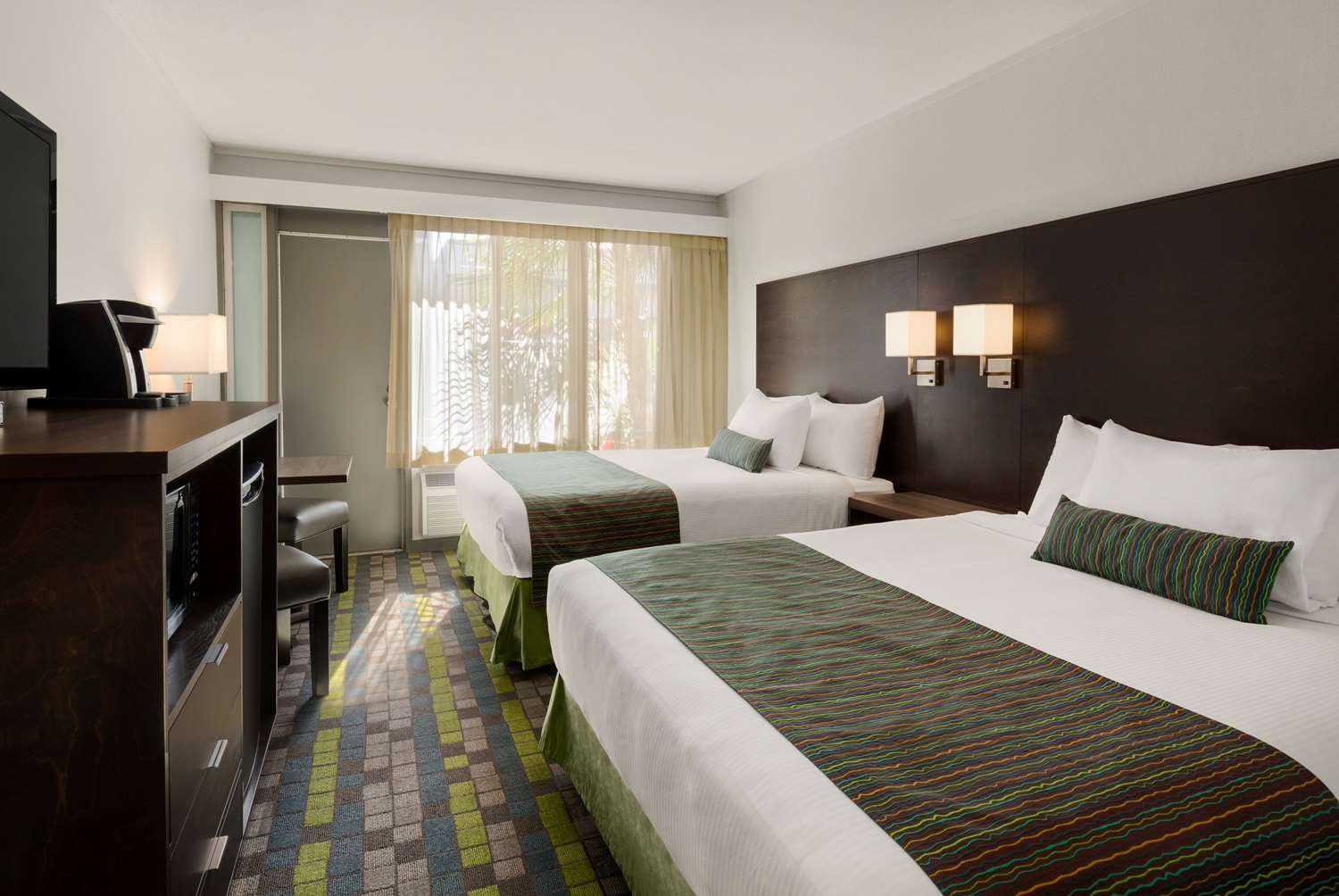 Фото Days Inn by Wyndham Victoria Airport Sidney