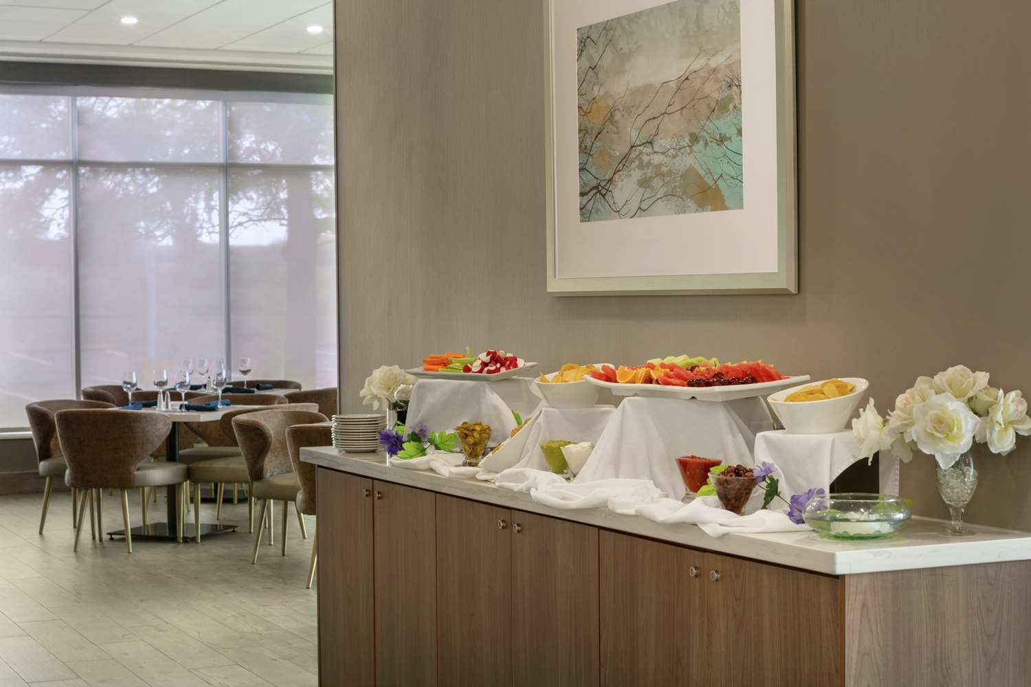 Фото Embassy Suites by Hilton Montreal Airport