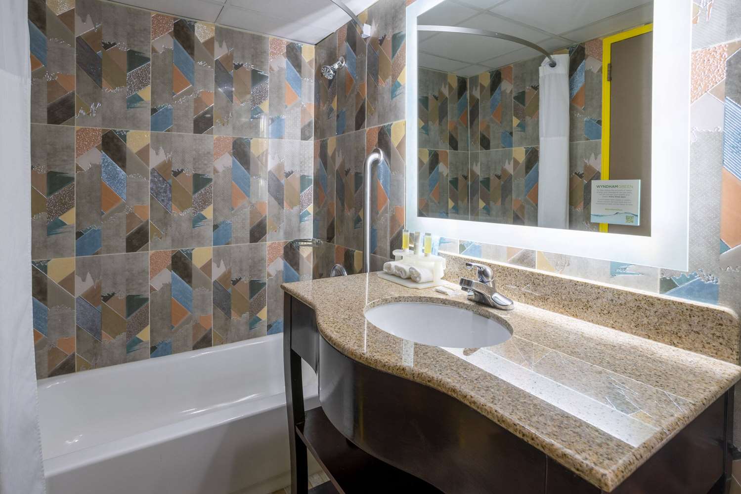 Фото Days Hotel by Wyndham North Bergen Nyc Area