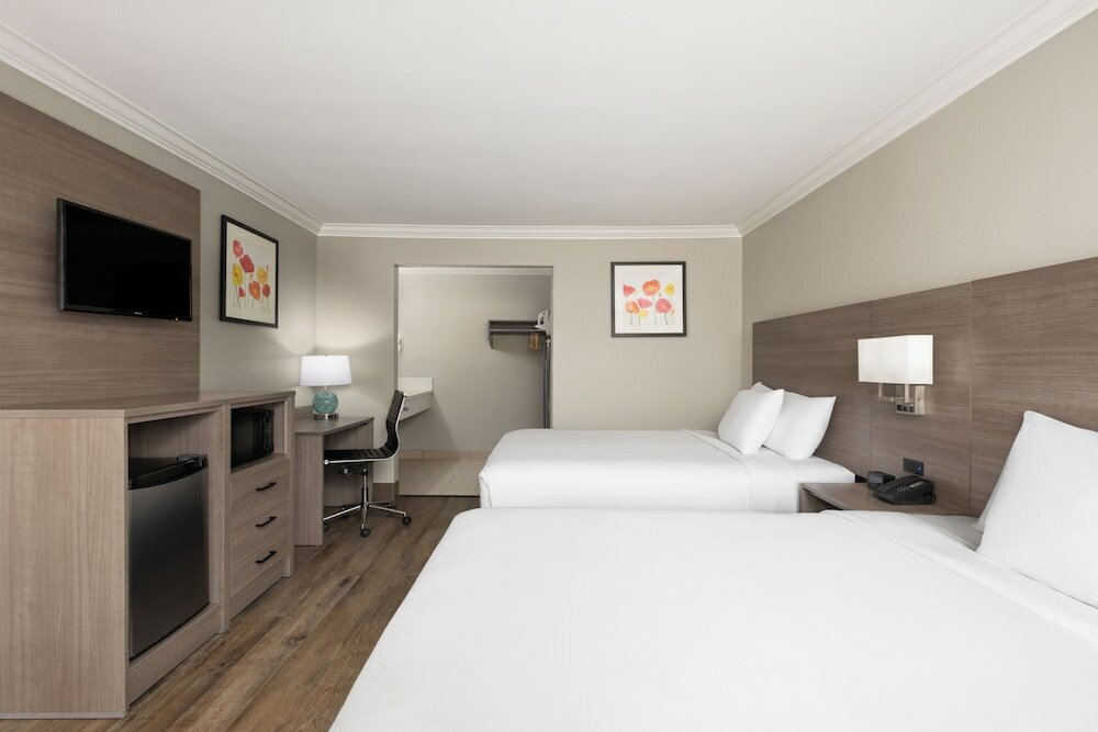 Фото Ramada by Wyndham Anaheim Maingate North