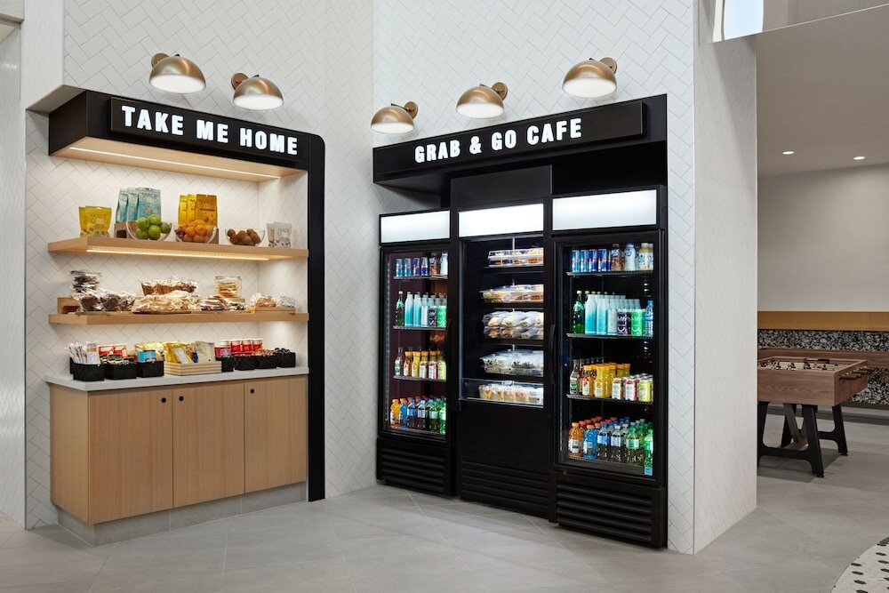 Фото Delta Hotels Calgary Airport In Terminal