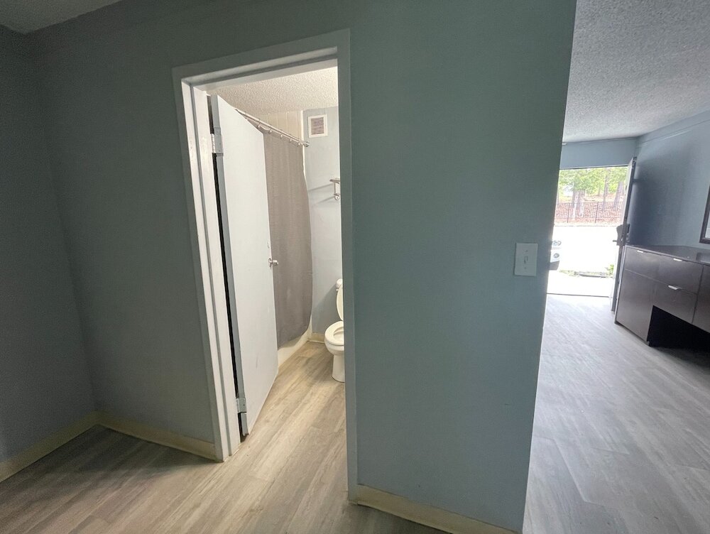 Фото Lamplighter Inn by Oyo Charlotte Airport Area