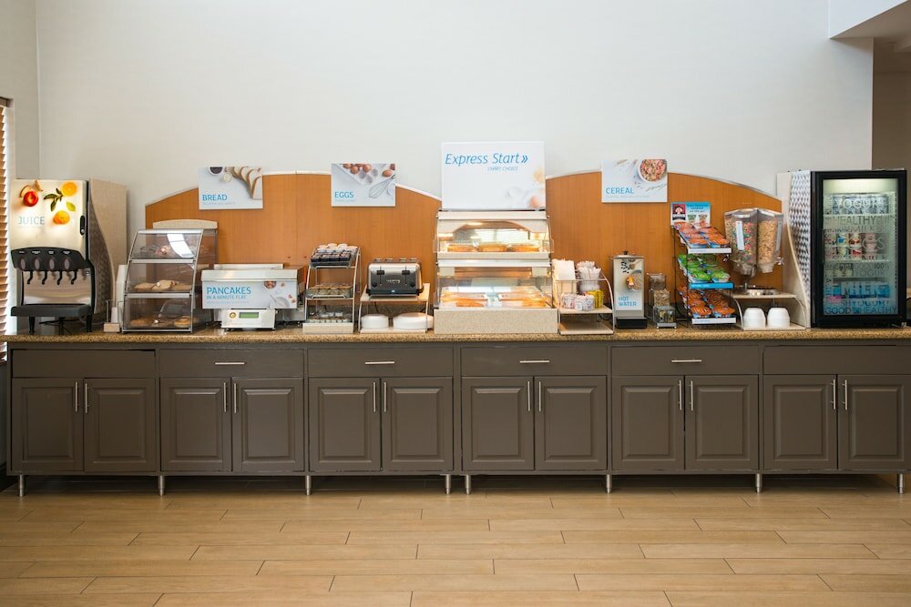 Фото Holiday Inn Express Hotel & Suites Chanhassen, an Ihg Hotel