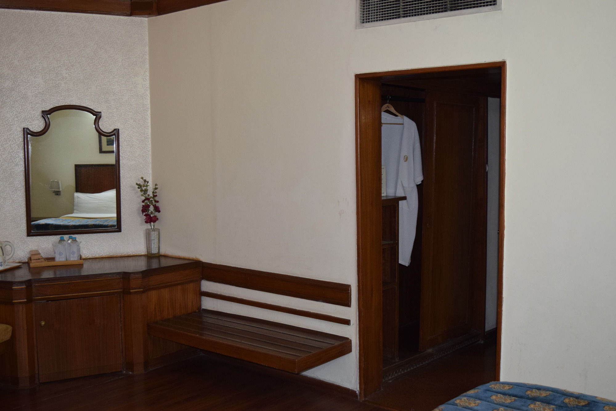 Фото Hotel Samrat Inn