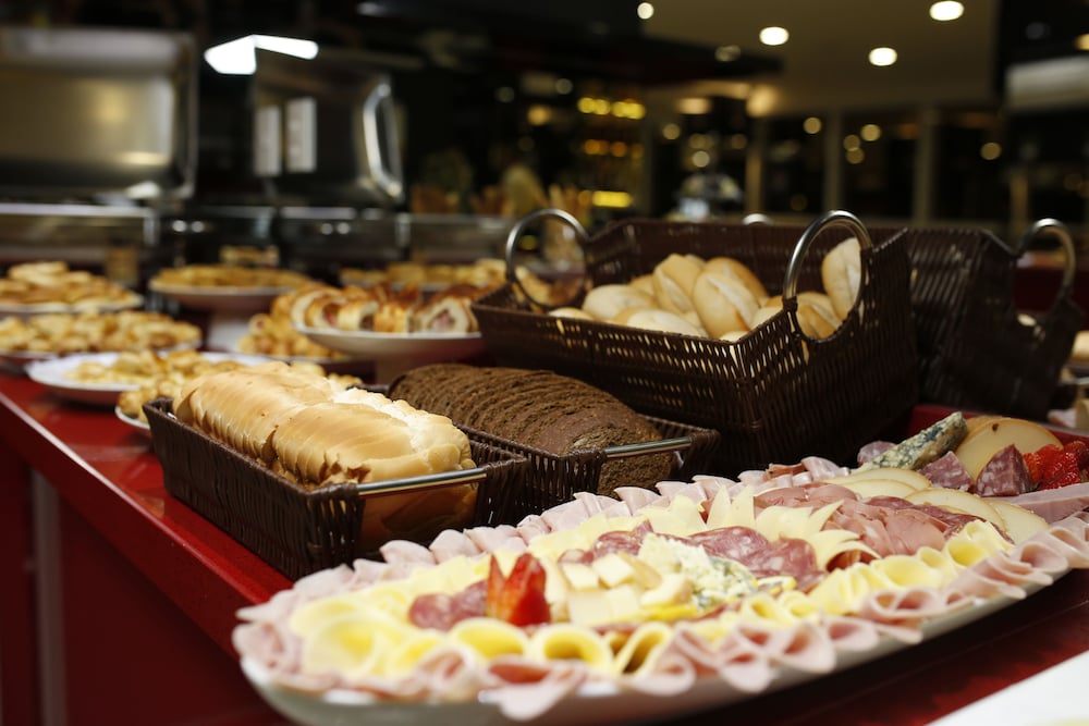 Фото Holiday & Business Hotel - AO lado do Centro de Eventos e Arena Conda