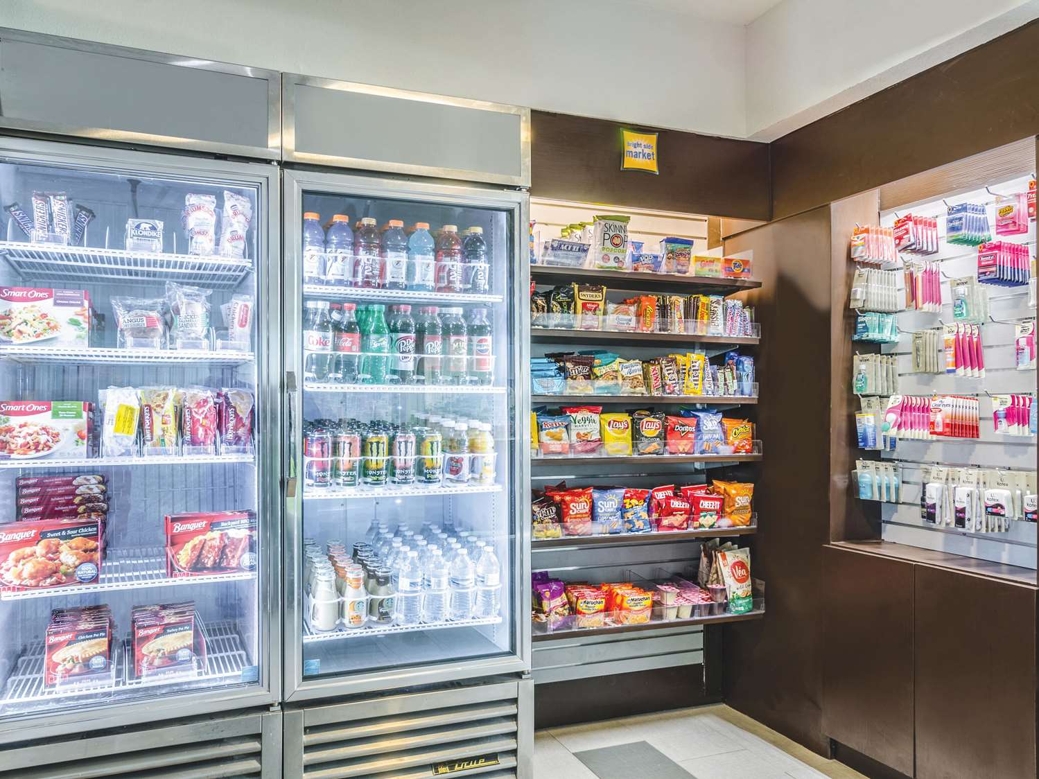 Фото La Quinta Inn & Suites by Wyndham Kansas City Airport