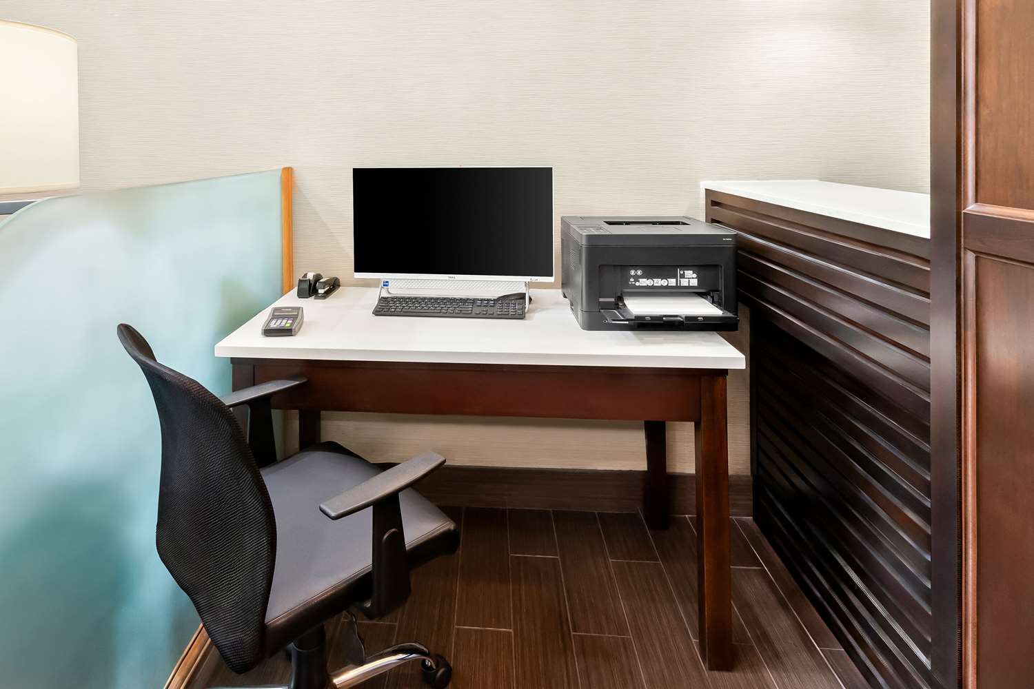 Фото Comfort Suites Portland Airport