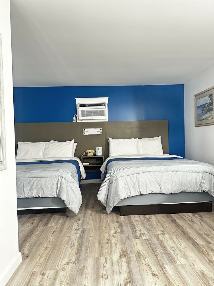 Фото Blue Spruce Motel & Townhouses