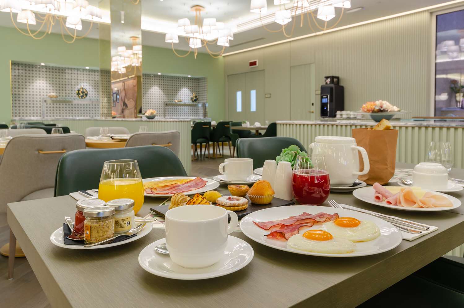 Фото The Emerald House Lisbon Curio Collection by Hilton