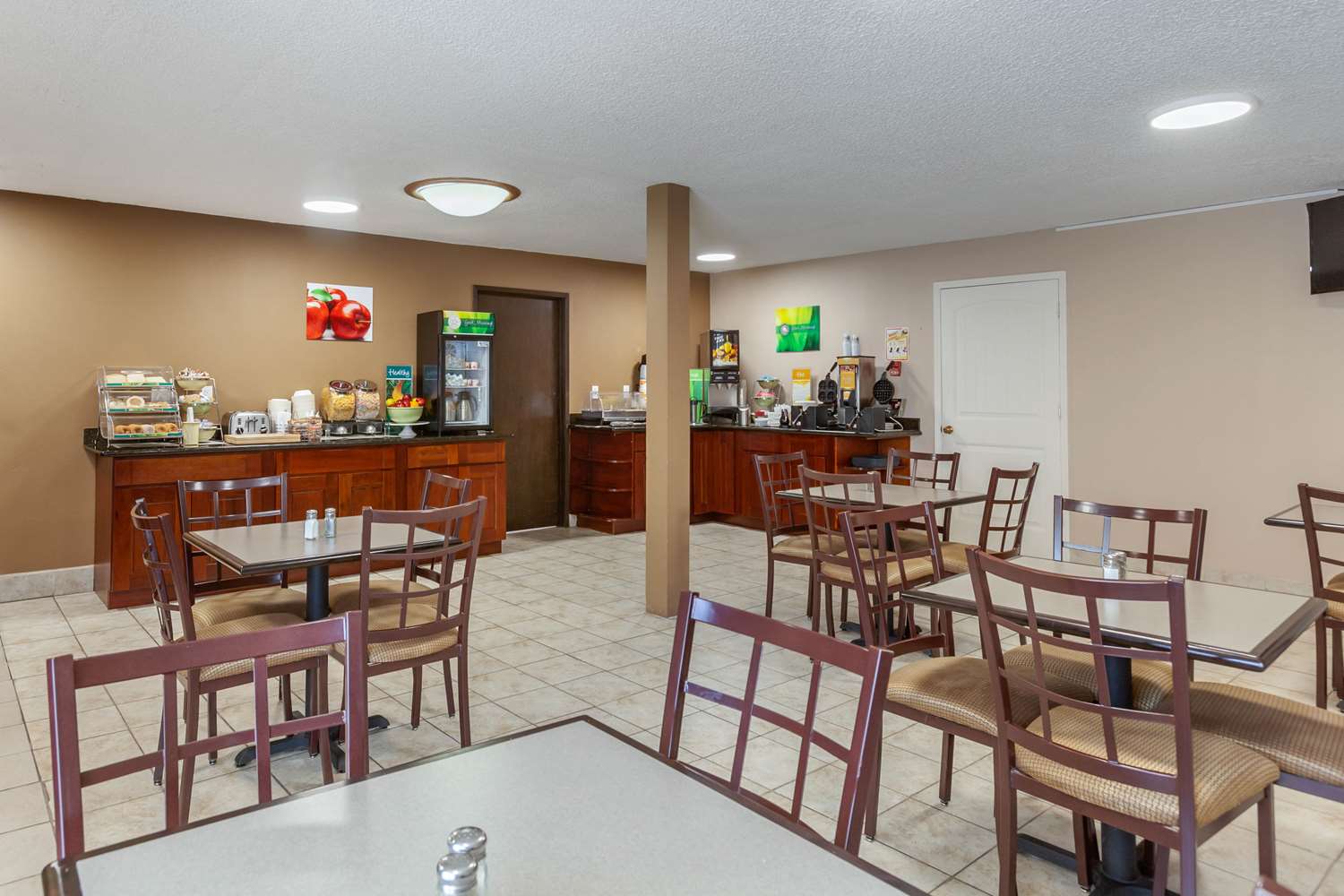 Фото Rodeway Inn & Suites
