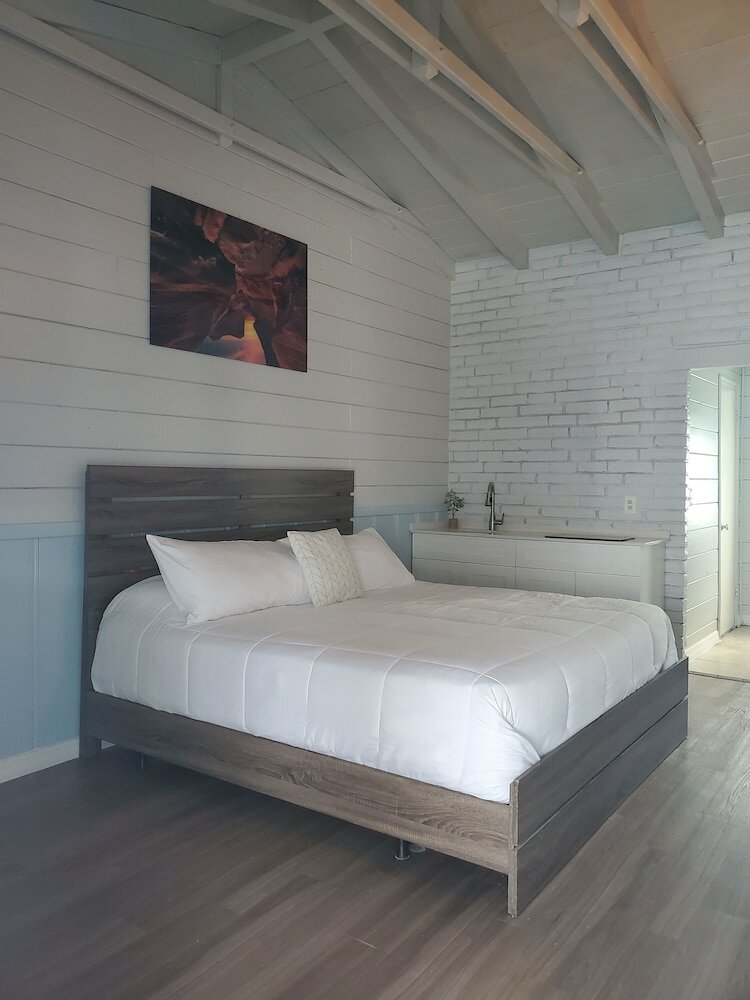 Фото Hollywood Gardens Inn & Suites