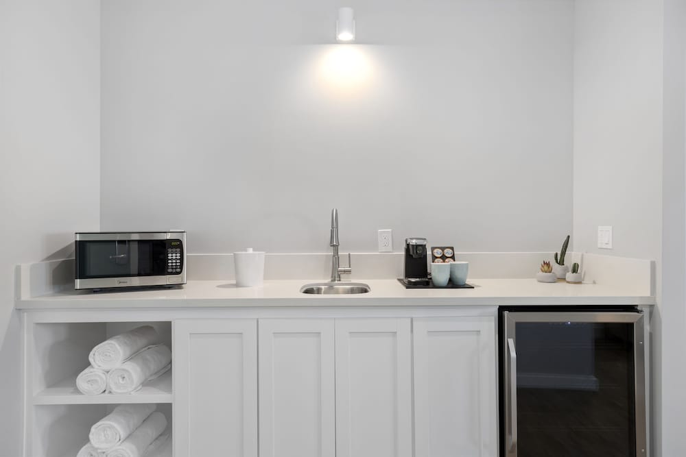 Фото Sea Sprite Oceanfront Hotel