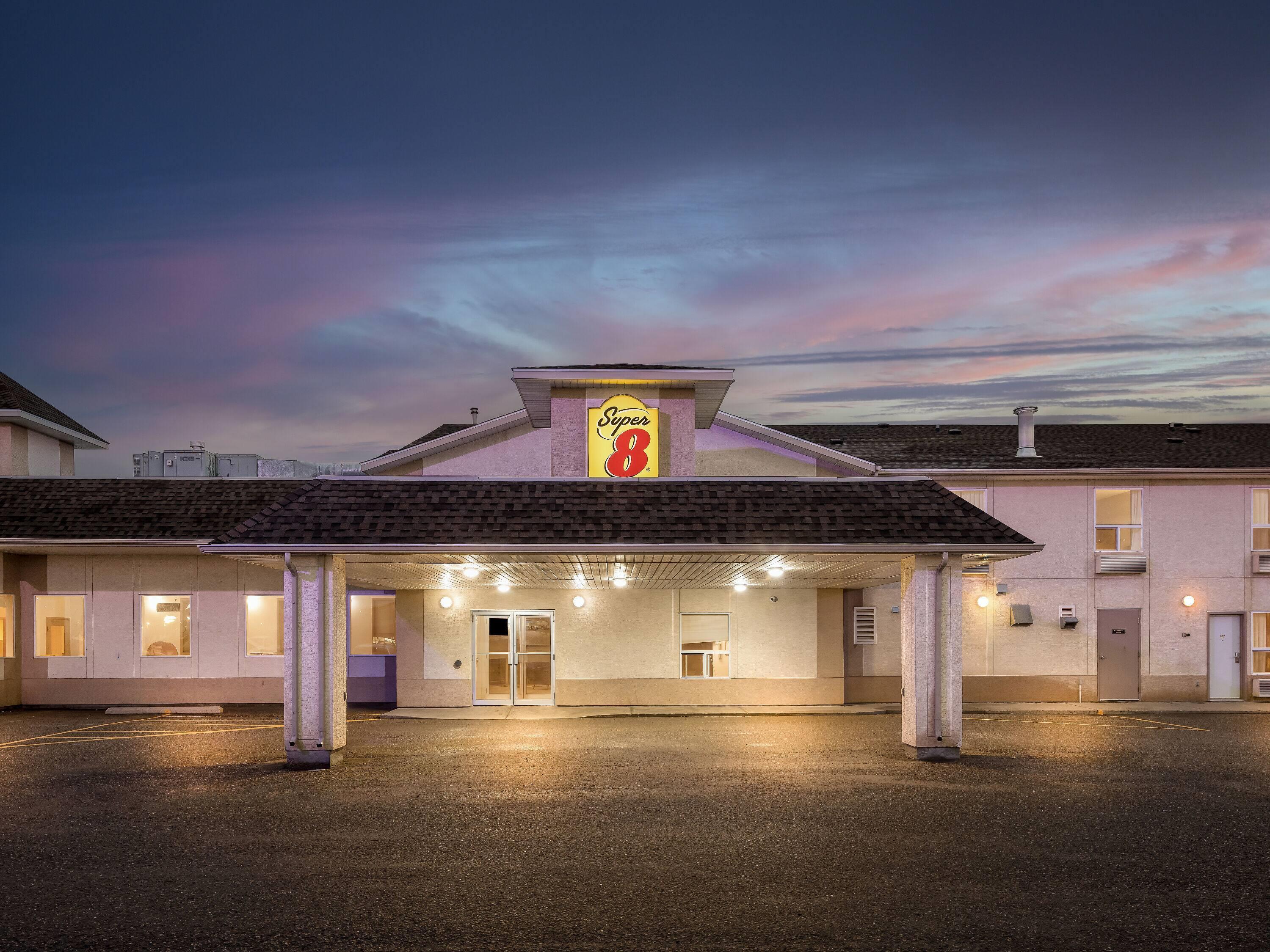 Фото Super 8 by Wyndham Meadow Lake