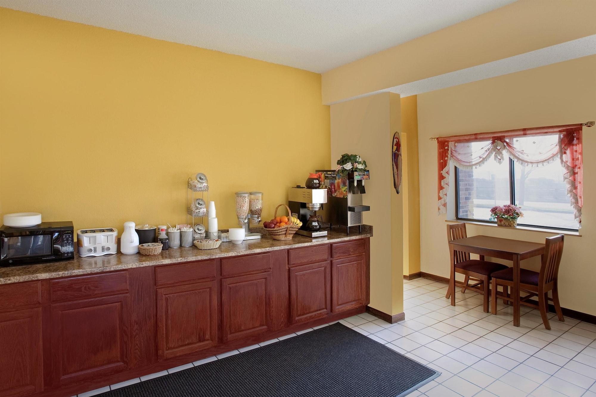 Фото Americas Best Value Inn Livonia Detroit