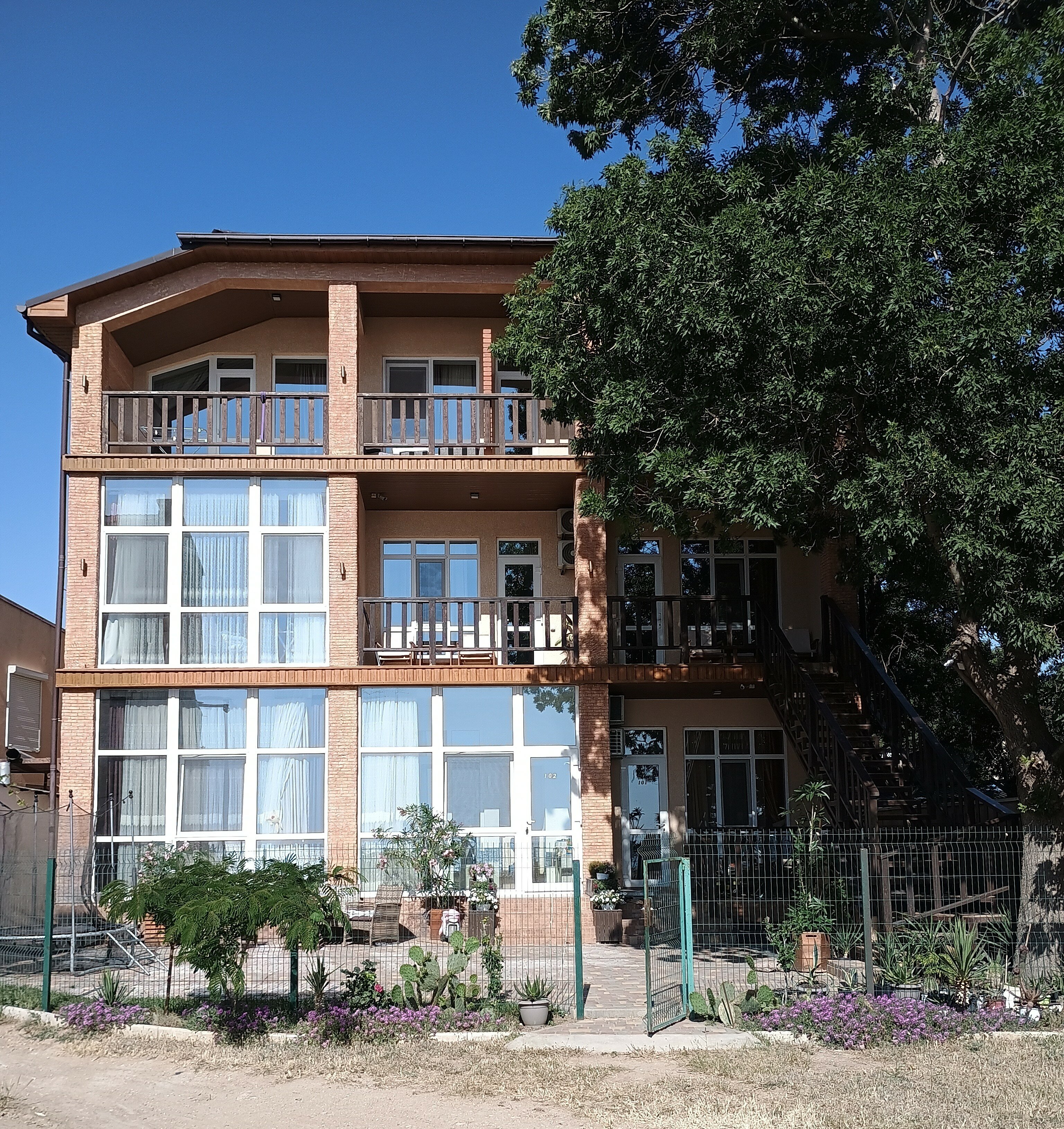 Фото отеля 2