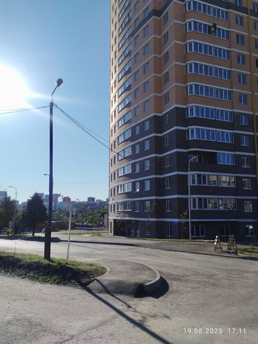 Тепе-теңдік сәулесіндегі жалаңаш гимнаст суреті