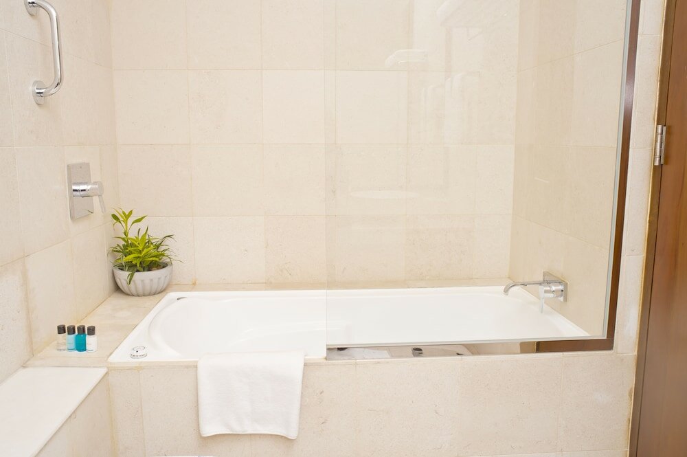 Фото Ocean Edge Suites & Hotel Colombo