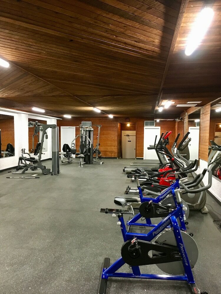 Фото The Crestwood Hotel