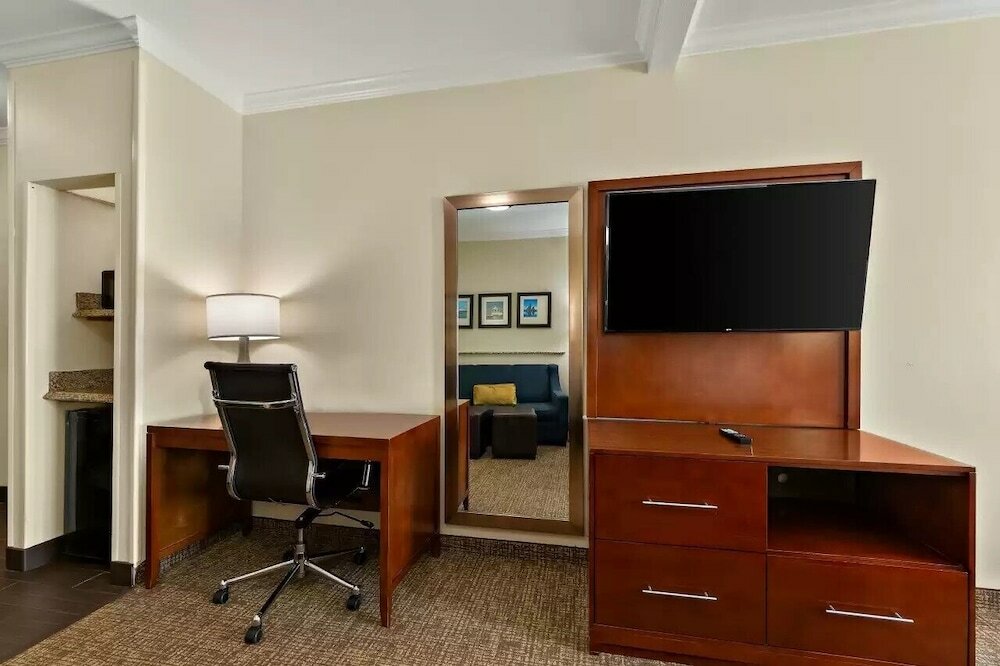 Фото Comfort Suites Central