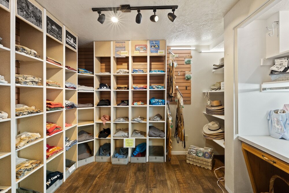 Фото Broken Spur Inn & Steakhouse