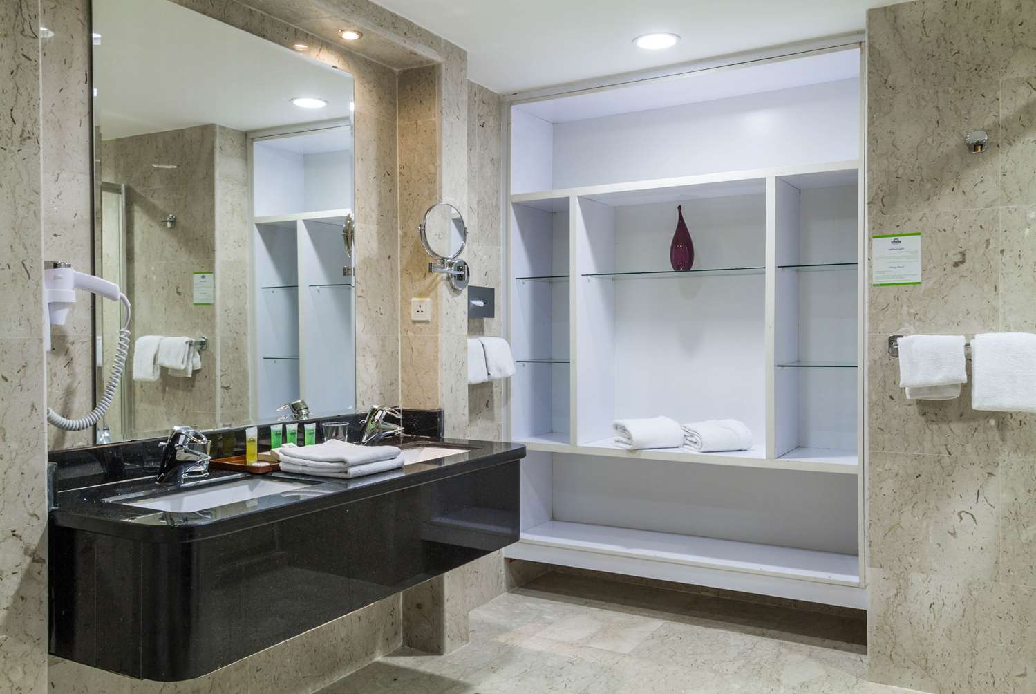 Фото Days Inn by Wyndham Hotel Suites Amman