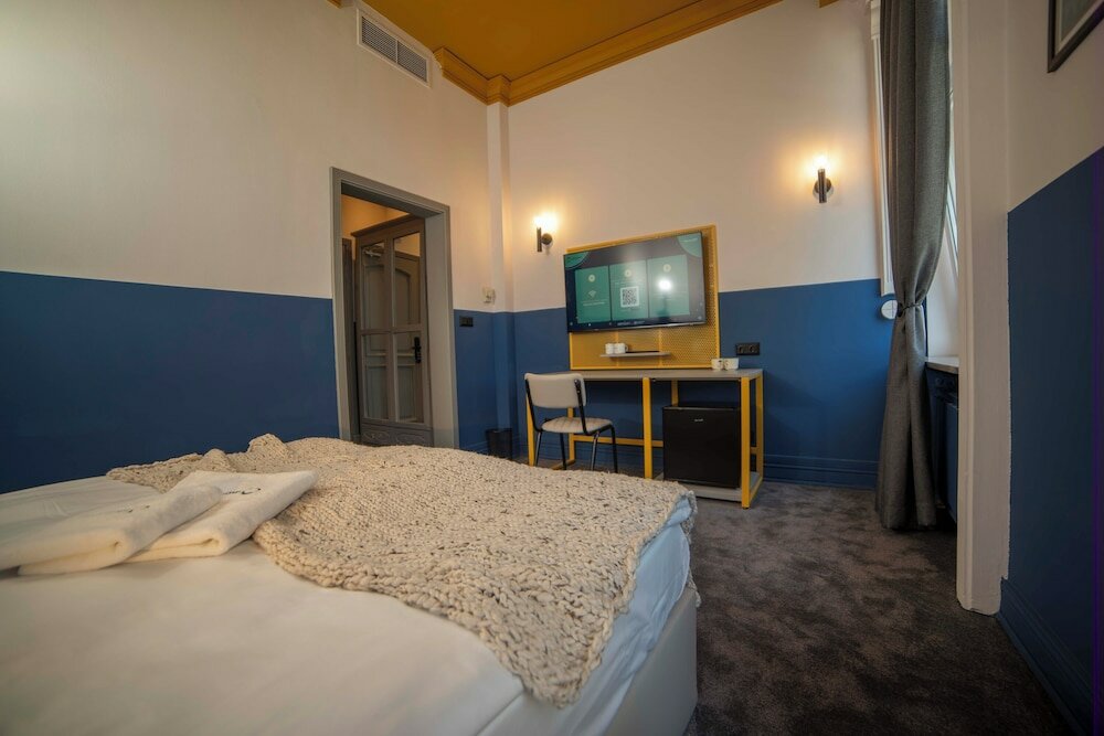 Фото Introvert Maria Luisa