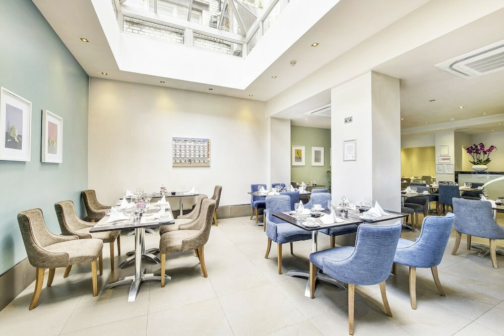 Фото Langham Court Hotel