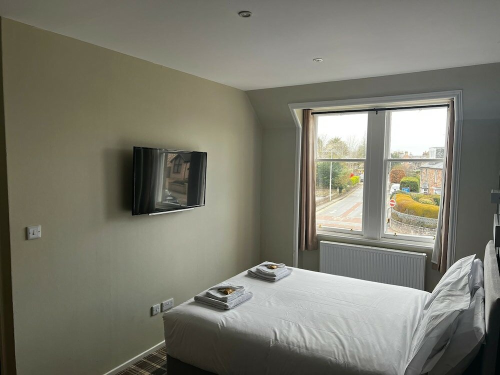 Фото Crown Court Hotel & Bar