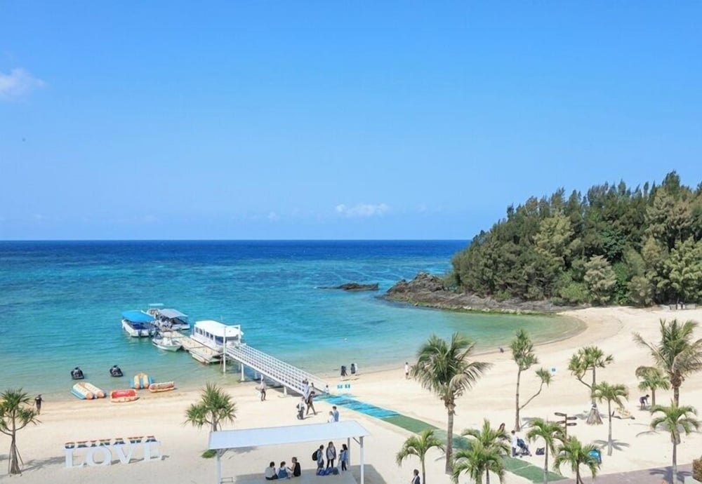 Фото Okinawa Kariyushi Lch Resort on the Beach