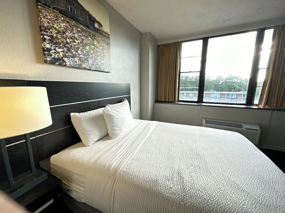 Фото Days Inn & Suites by Wyndham Lebanon Pa