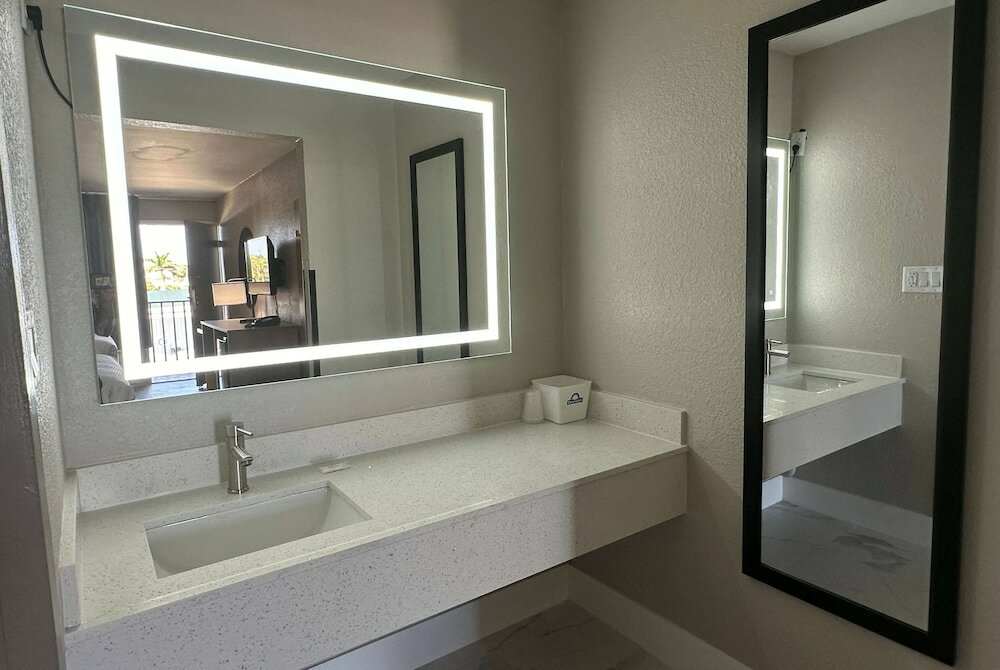 Фото Days Inn by Wyndham Fort Myers