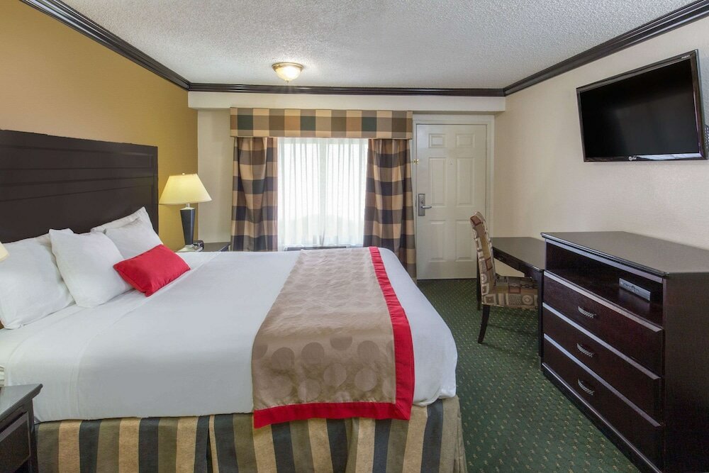 Фото Ramada by Wyndham Ontario