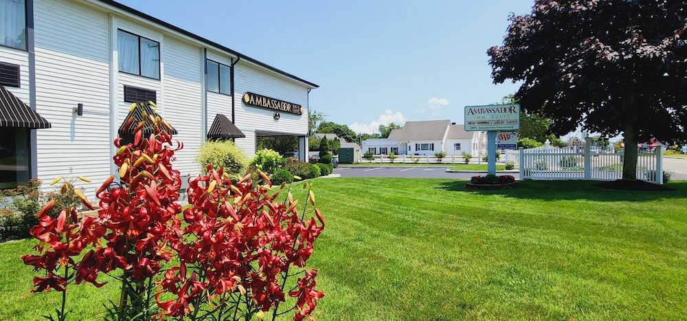 Фото Ambassador Inn & Suites